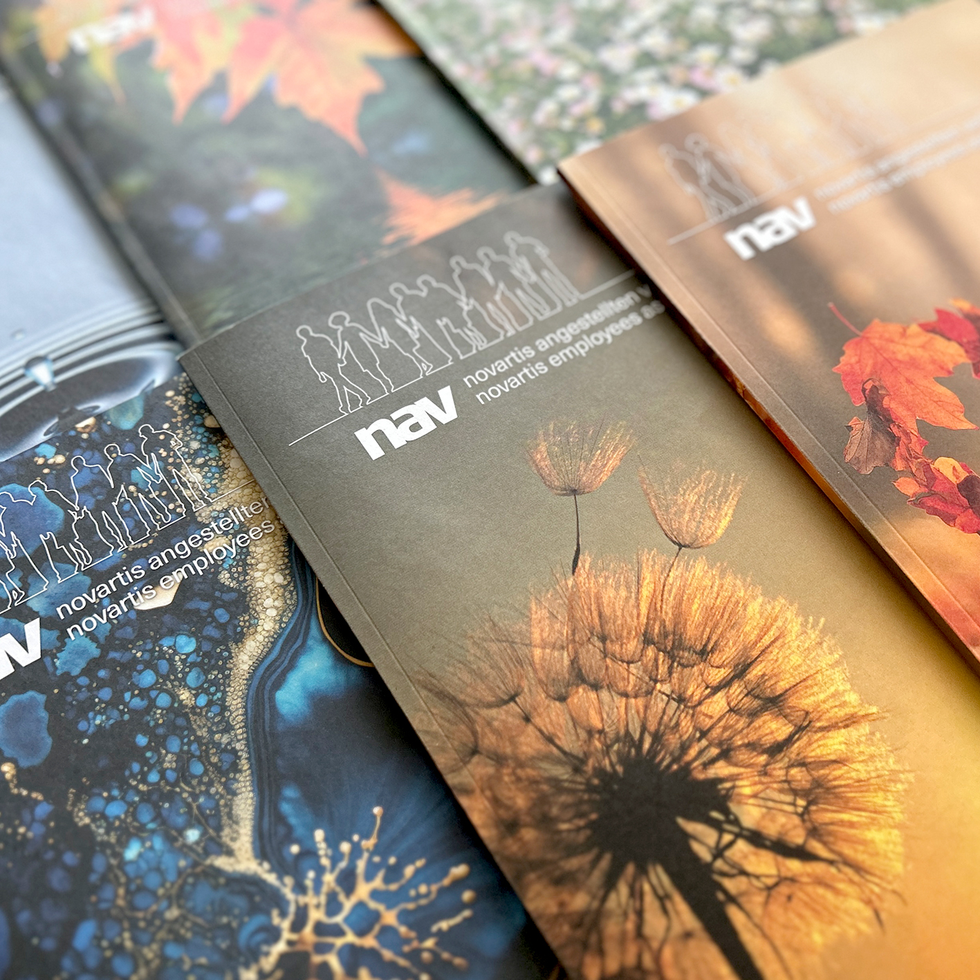Editorial Design einer regelmässig erscheinenden Publikation für einen Angestelltenverband, minimalistisch und zeitlos gestaltet in Deutsch und Englisch