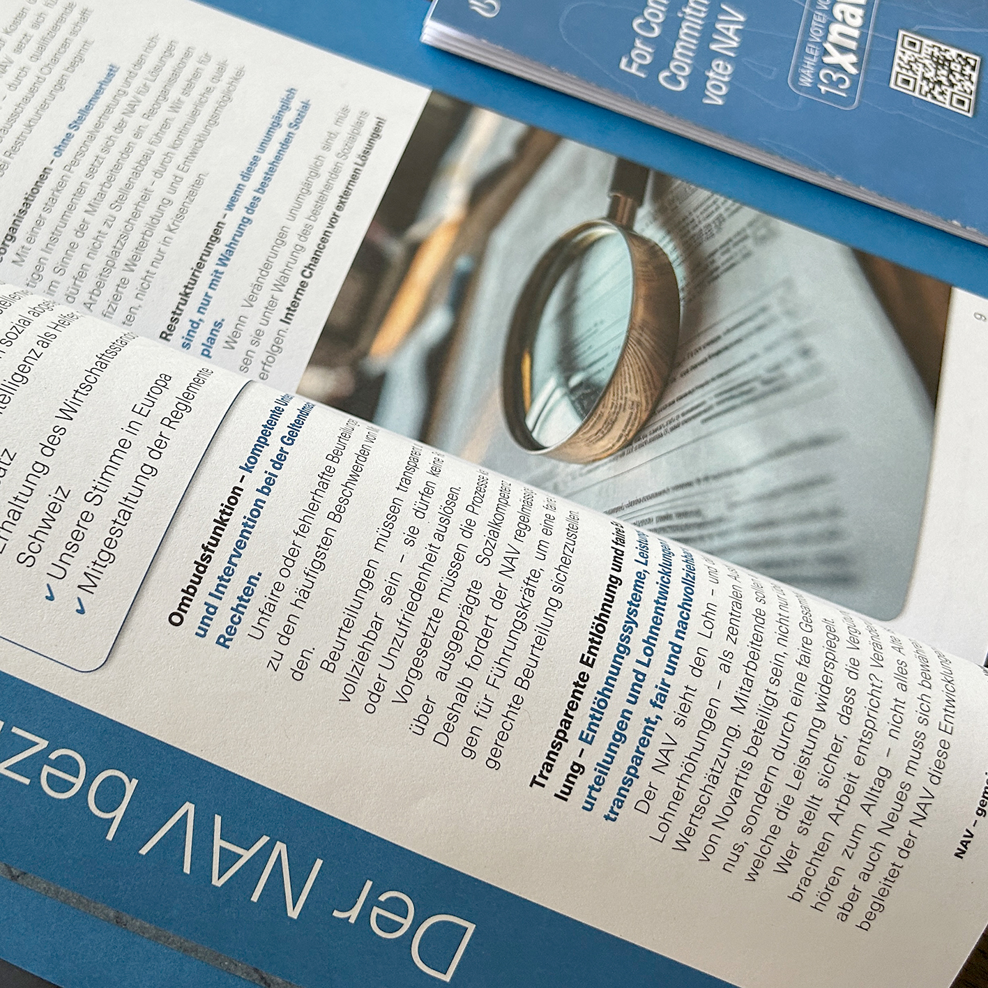 Zweisprachige Wahlzeitung eines Angestelltenverbands in klarer Gestaltung im Corporate Design Blau